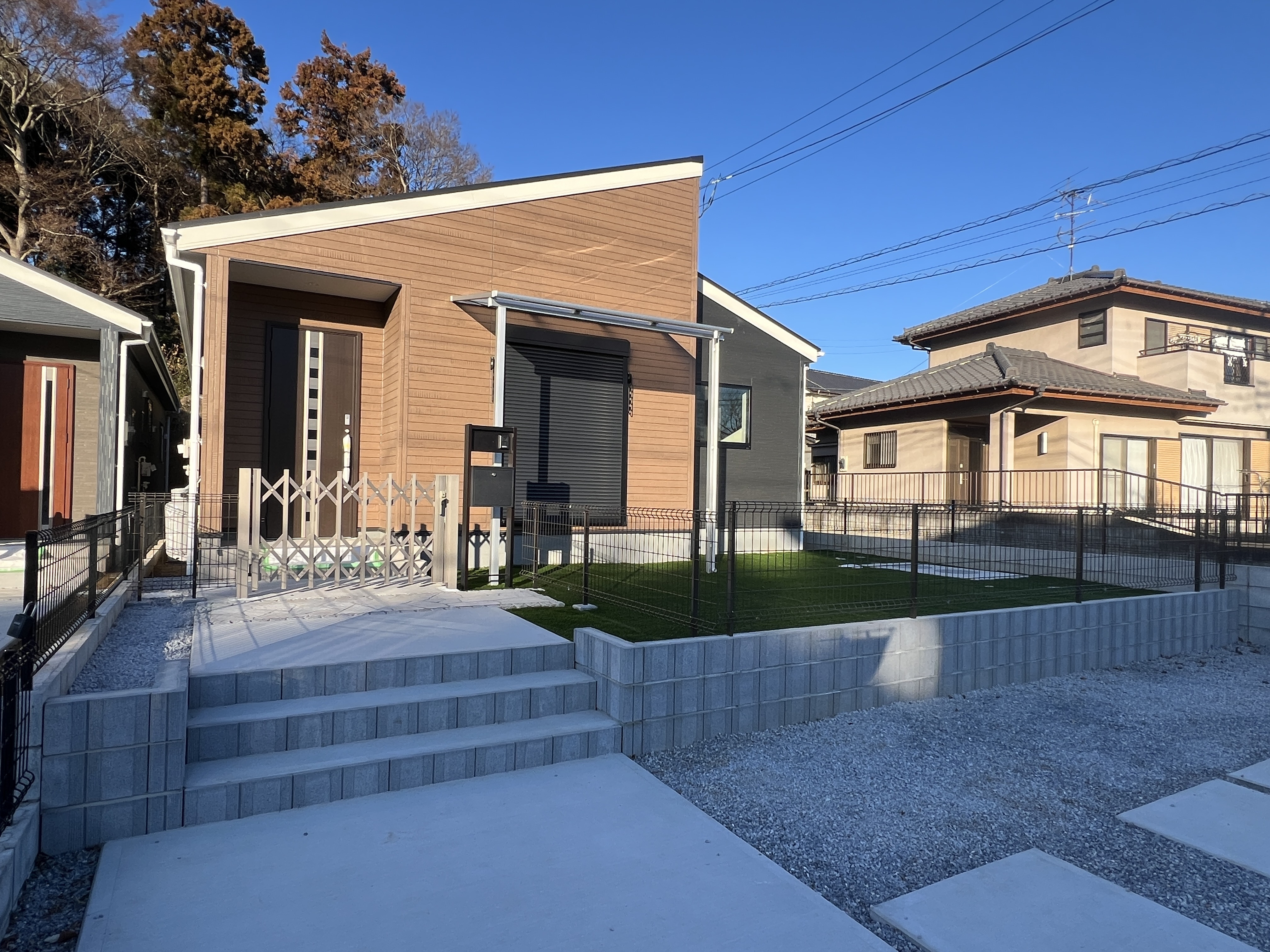 お庭との仕切りの画像