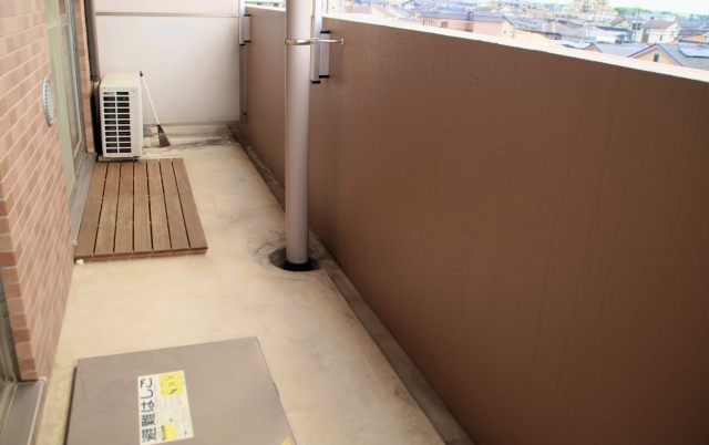 ベランダに苔が生える原因は？掃除方法や予防法についても解説