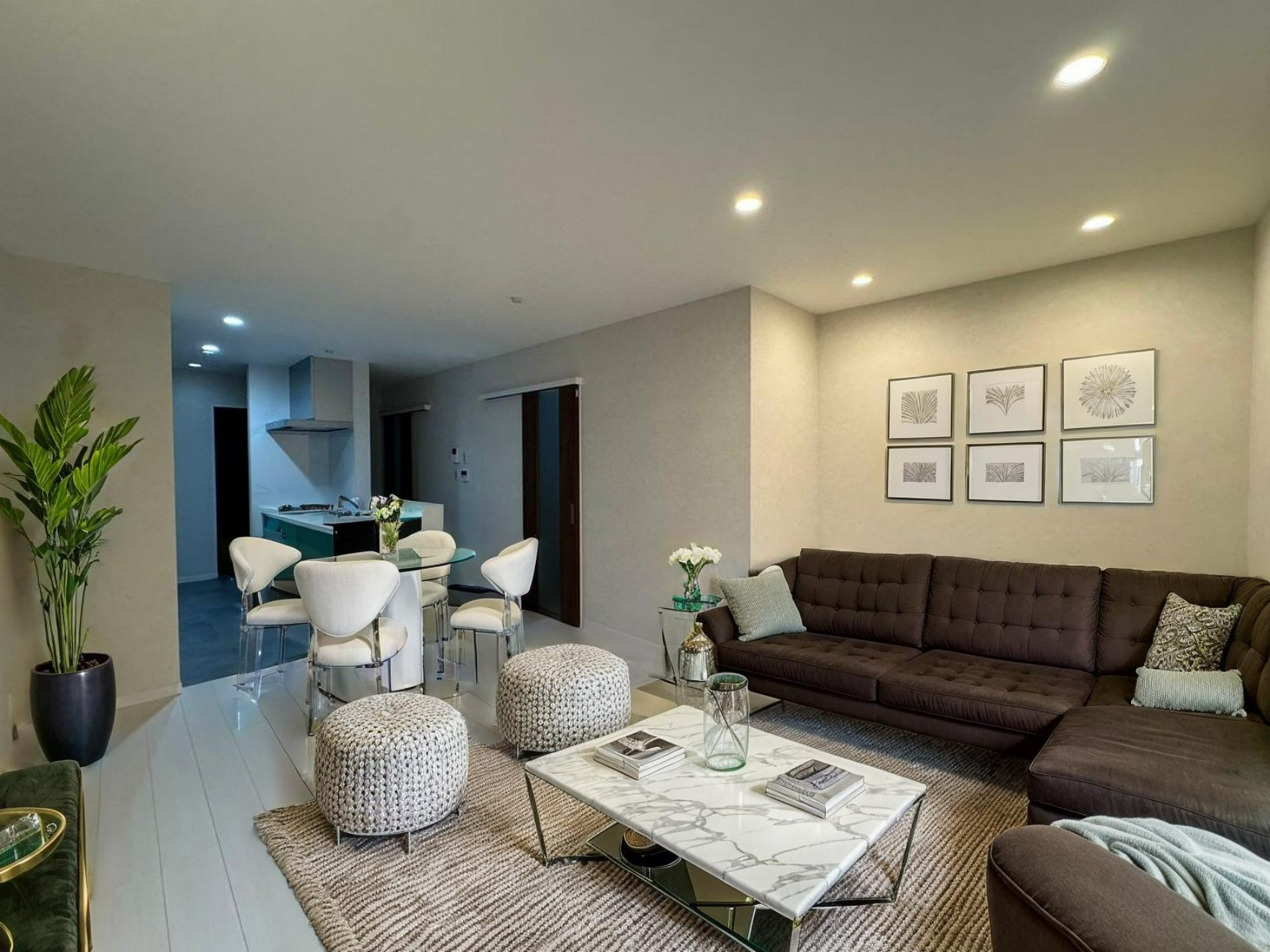 #52 白×黒のコントラストが美しいお家の画像