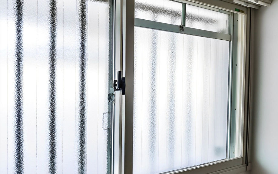 空き巣が窓ガラスを割る手口