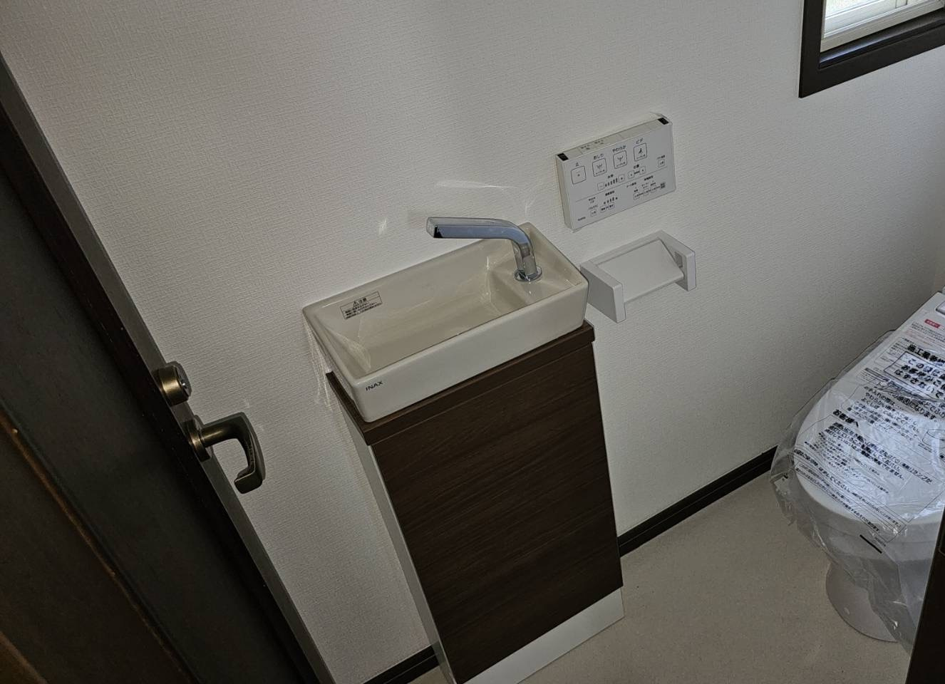 トイレ手洗いキャビネットの画像