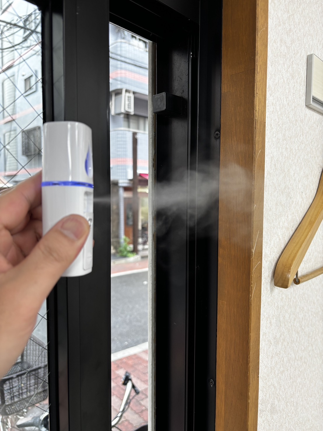 【実験】家の気密性が悪いと、暖かい空気は上から逃げて冷たい空気が下から入ってくる。の画像
