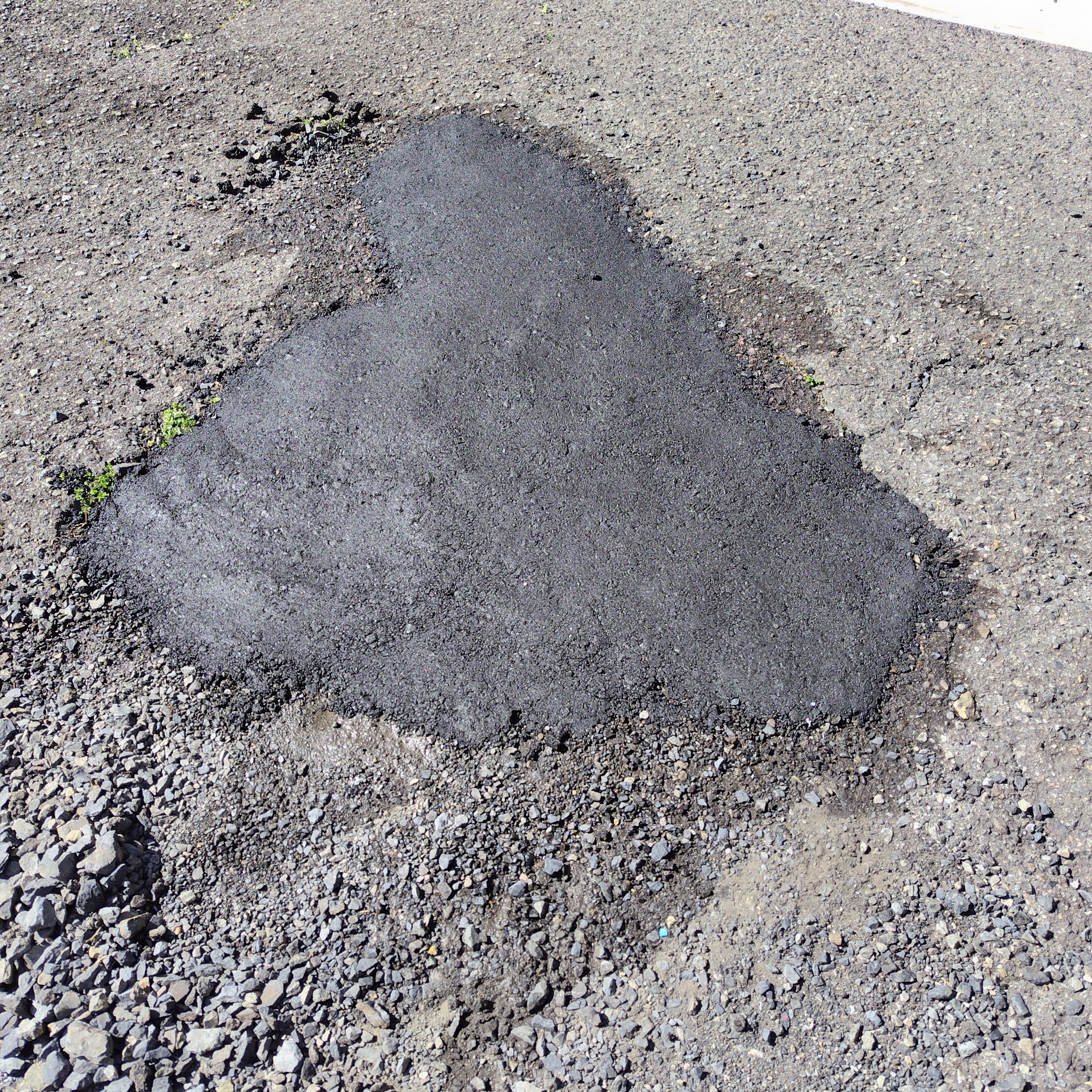 アスファルトの補修で水たまりを解消！簡単DIYで駐車場の舗装をリフレッシュの画像