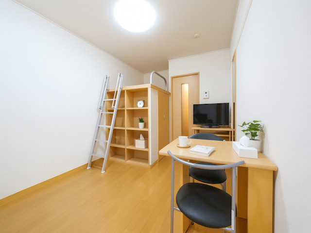 【ルームツアー】レオパレスペニーレーン｜家具・家電付きや備え付けベッドがあるマンション！バス・トイレ別で学生の一人暮らしにピッタリ◎の画像