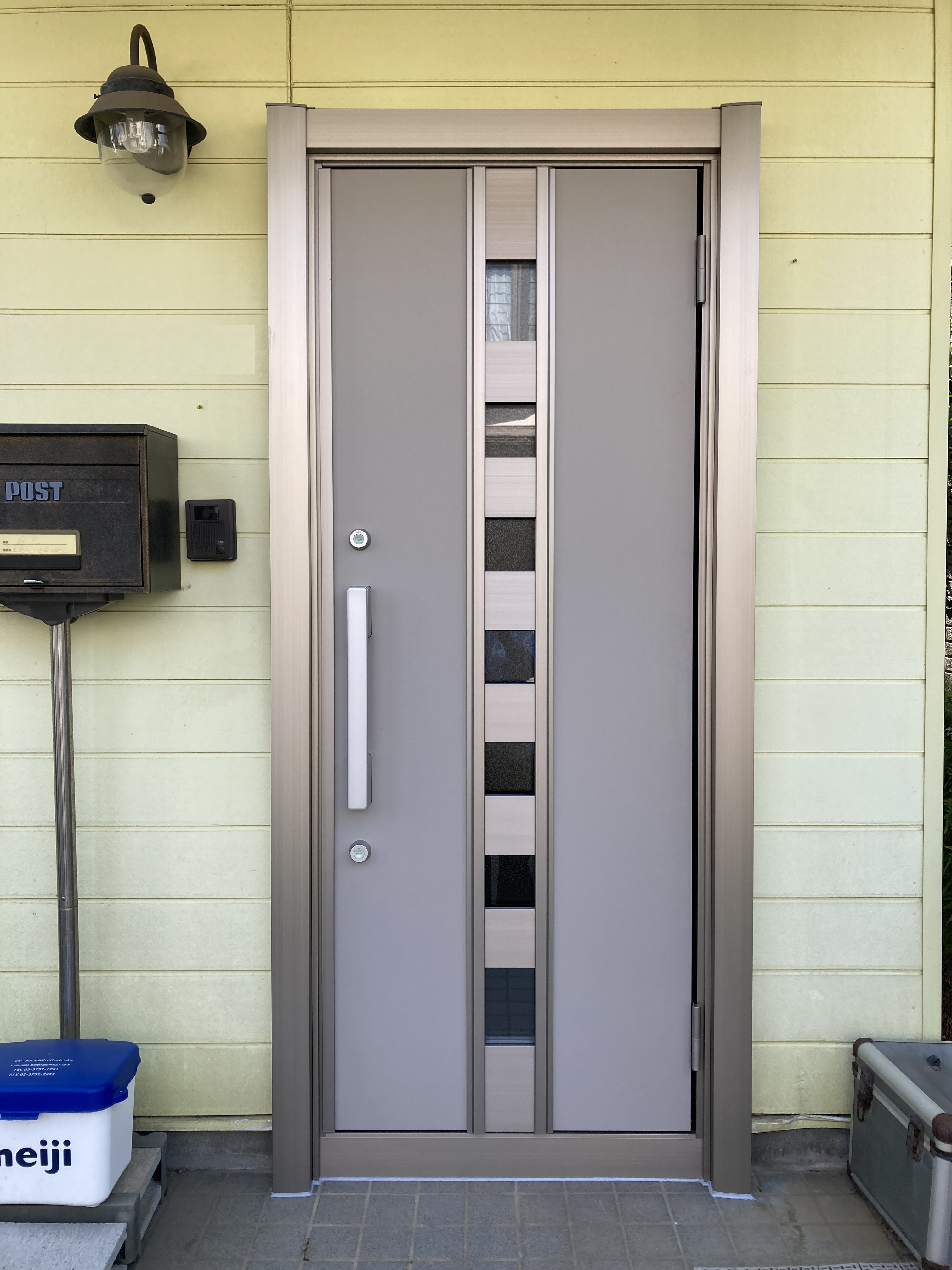 玄関ドアのリフォームの画像