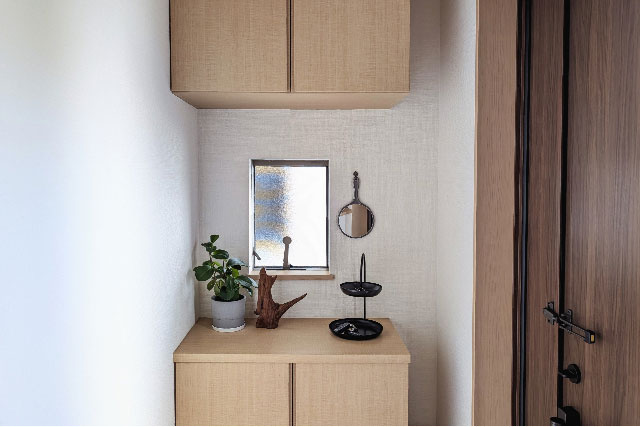 風水で玄関に鏡を置くのに最適な位置とは