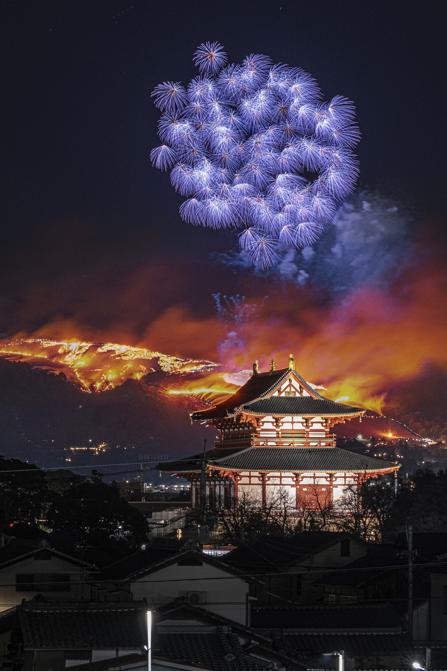 冬空を焦がす炎の儀式 ― 神仏習合「若草山焼き」の画像
