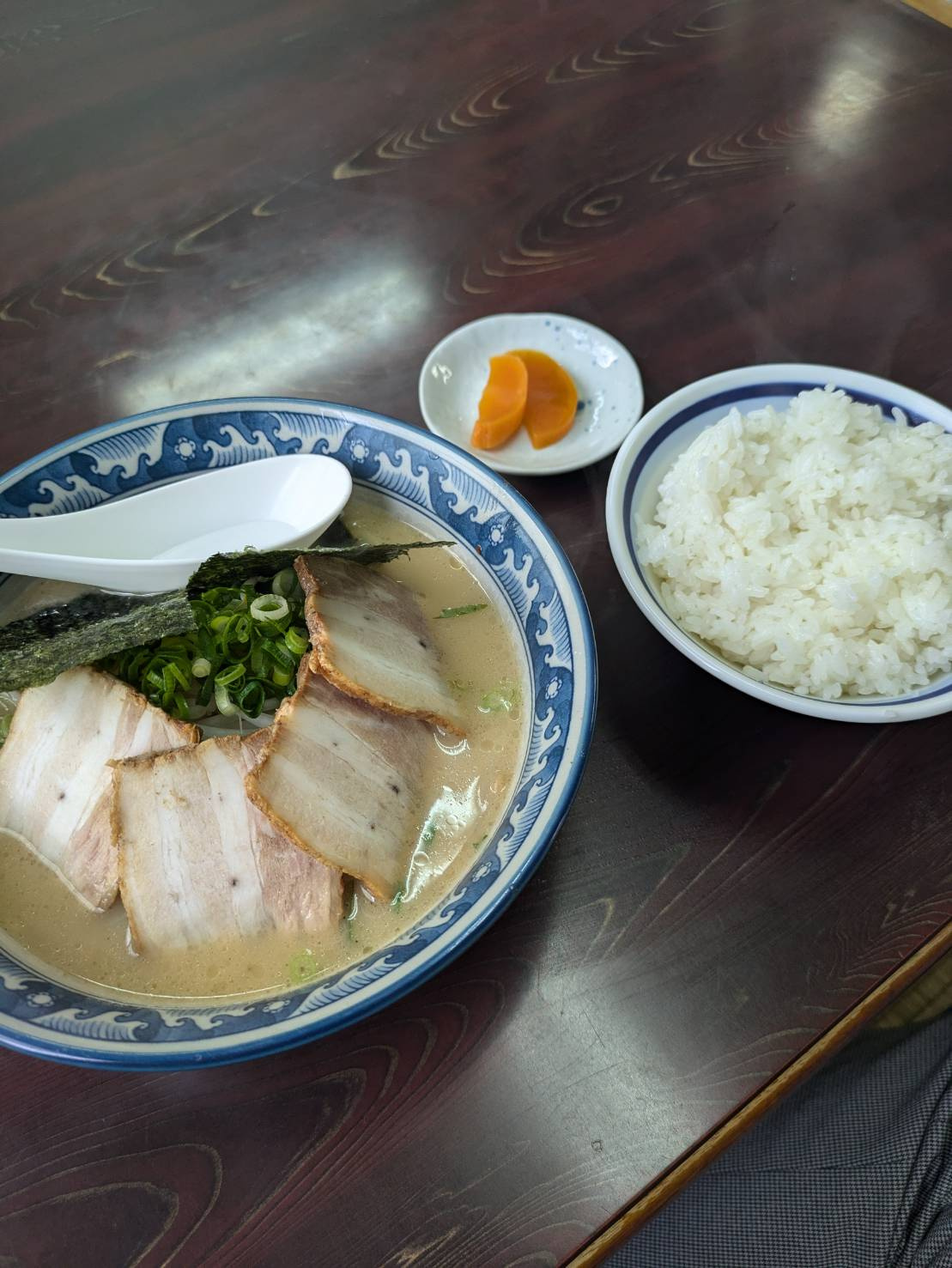 ももちゃんラーメンの焼豚ラーメンとご飯のセット