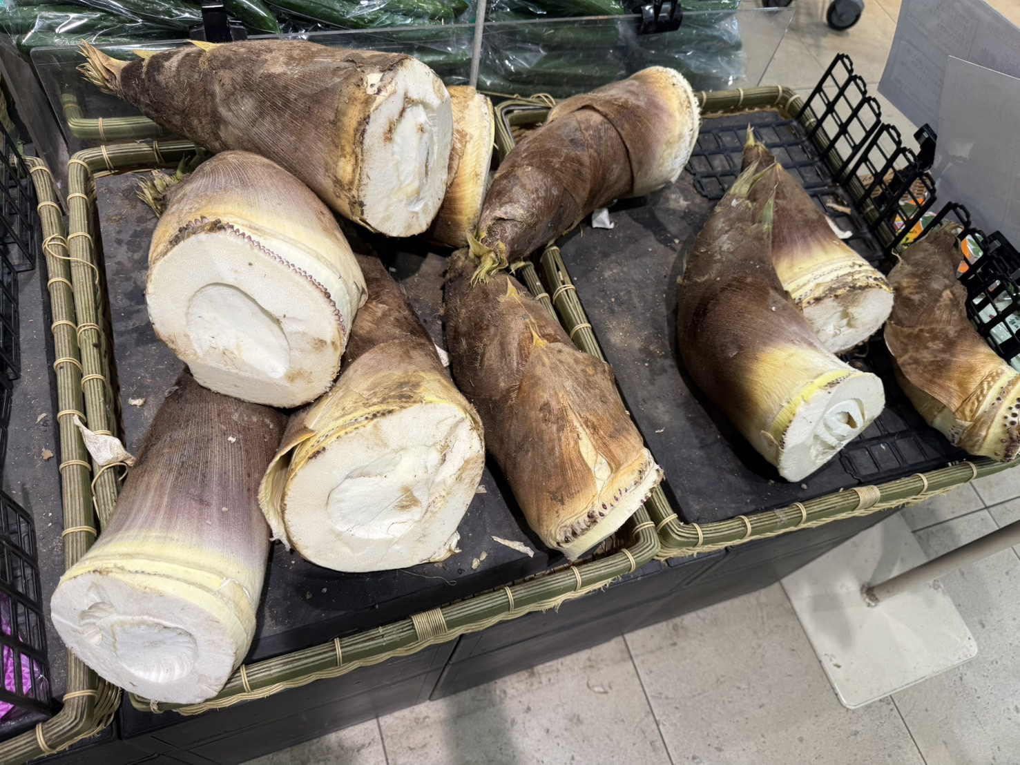 今日は日曜日隣の散髪屋さんも朝からいっぱいです！✂の画像