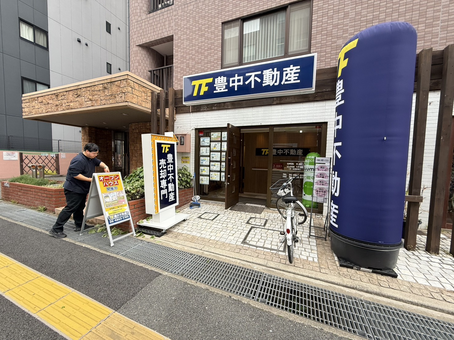 エントランス横植栽の定期剪定✂の画像