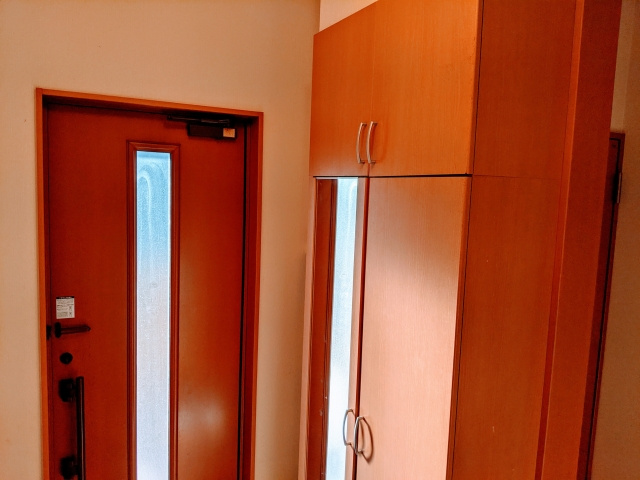 風水で玄関に鏡を設置するおすすめの位置とは