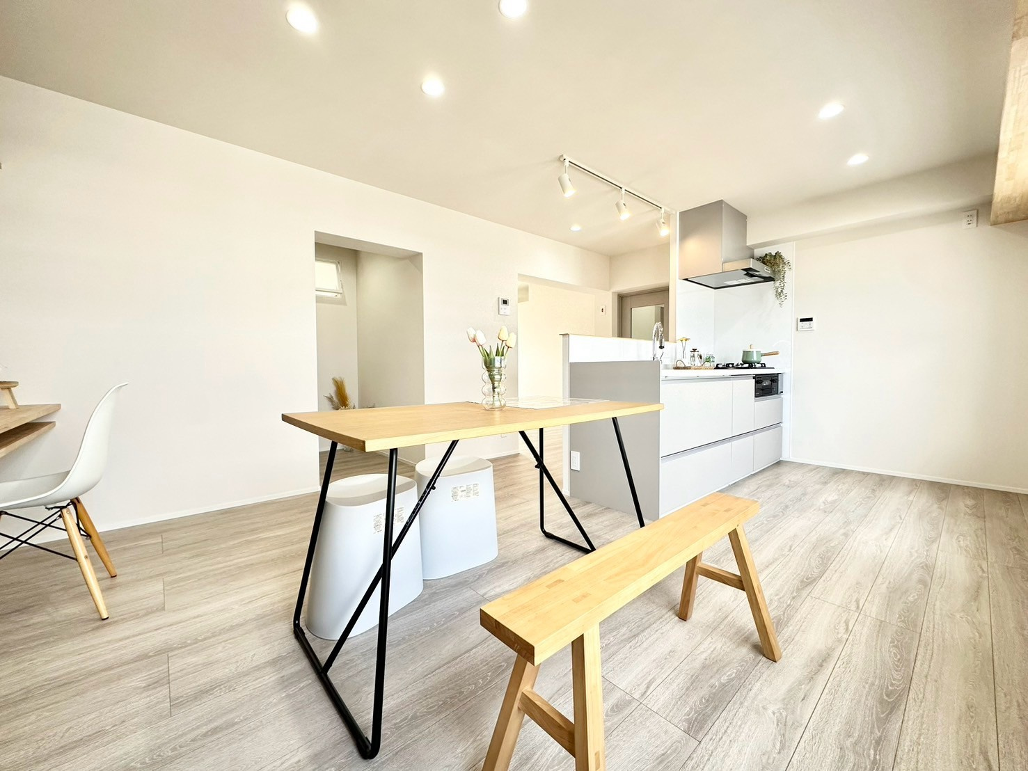 シンプル＆ナチュラルな内装が素敵！バランス型で収納豊富な駅近リノベマンション―長岡天神ハイツ15棟　5階―の画像