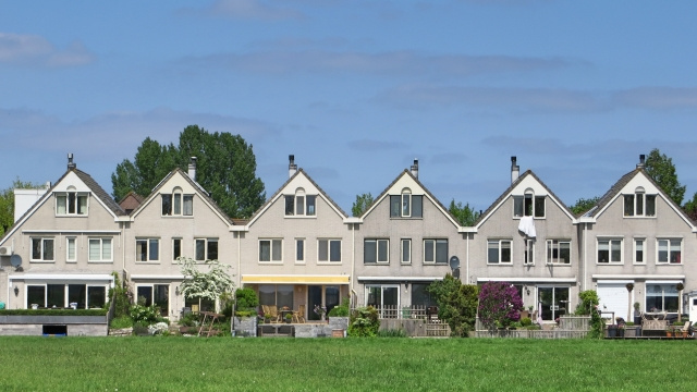 長屋式住宅とは？売却しにくい理由やより良い条件で売却する方法を解説の画像