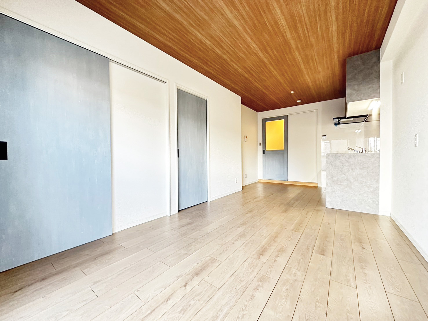 ニュアンスカラーの引き戸がポイント！コンパクトな間取りをスッキリまとめたリノベマンション―サニーハイツ塔南　2階―の画像