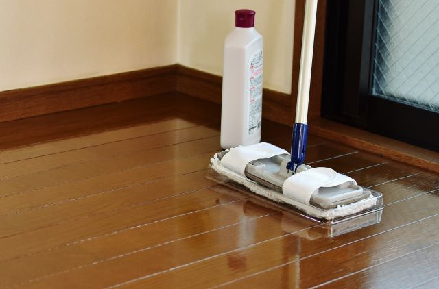 賃貸物件でフローリングの黒ずみはなぜできる？掃除法と予防法も解説