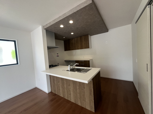 ウェルカムテラスが映えるウッド木目がお洒落なおうちの画像