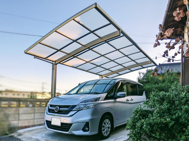 駐車場に屋根を設置する場合の費用は？ガレージとの違いについても解説