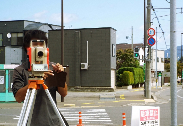 土地の売却時におこなう測量とは？必要な費用についても解説の画像