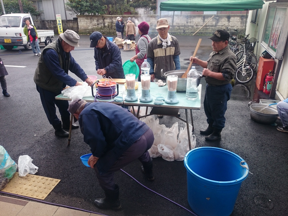 三島市長伏公民館でこんにゃく・みそ造りを体験しました。