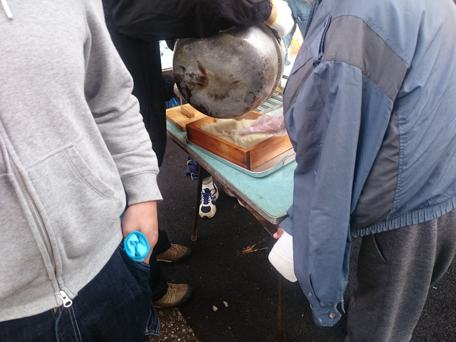 三島市長伏公民館でこんにゃく・みそ造りを体験しました。