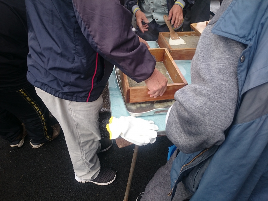 三島市長伏公民館でこんにゃく・みそ造りを体験しました。