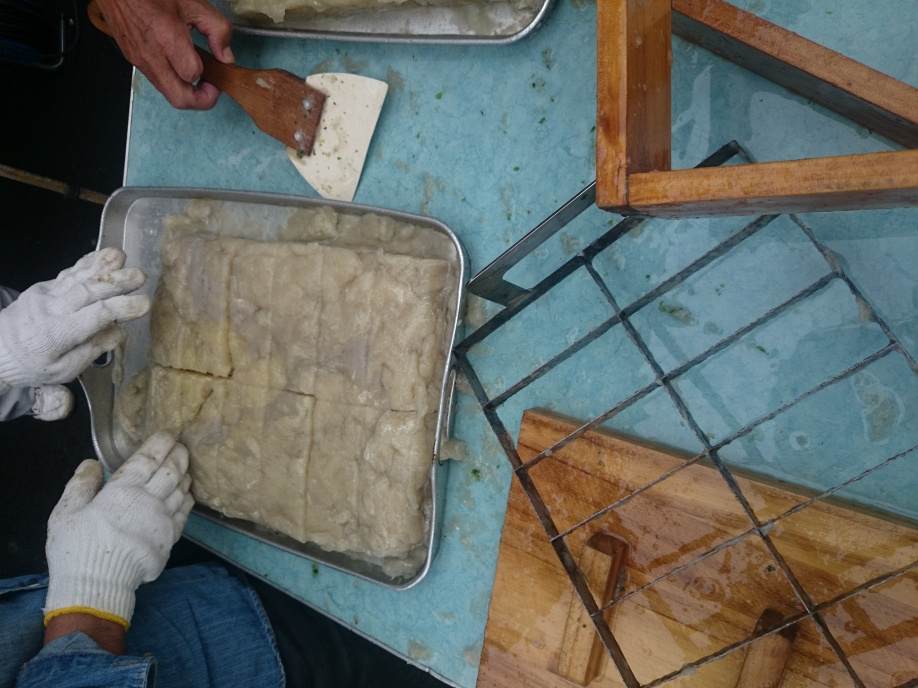 三島市長伏公民館でこんにゃく・みそ造りを体験しました。