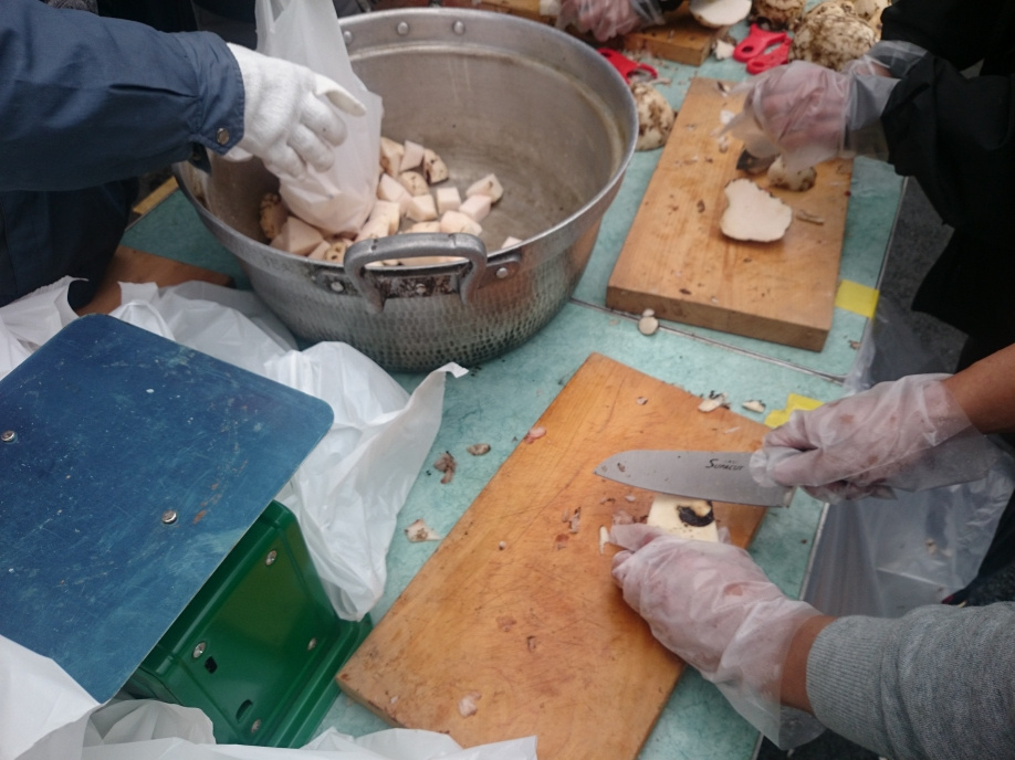 三島市長伏公民館でこんにゃく・みそ造りを体験しました。