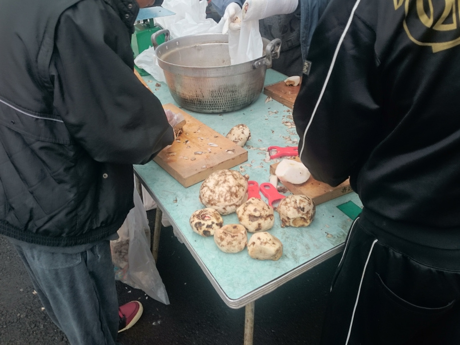 三島市長伏公民館でこんにゃく・みそ造りを体験しました。