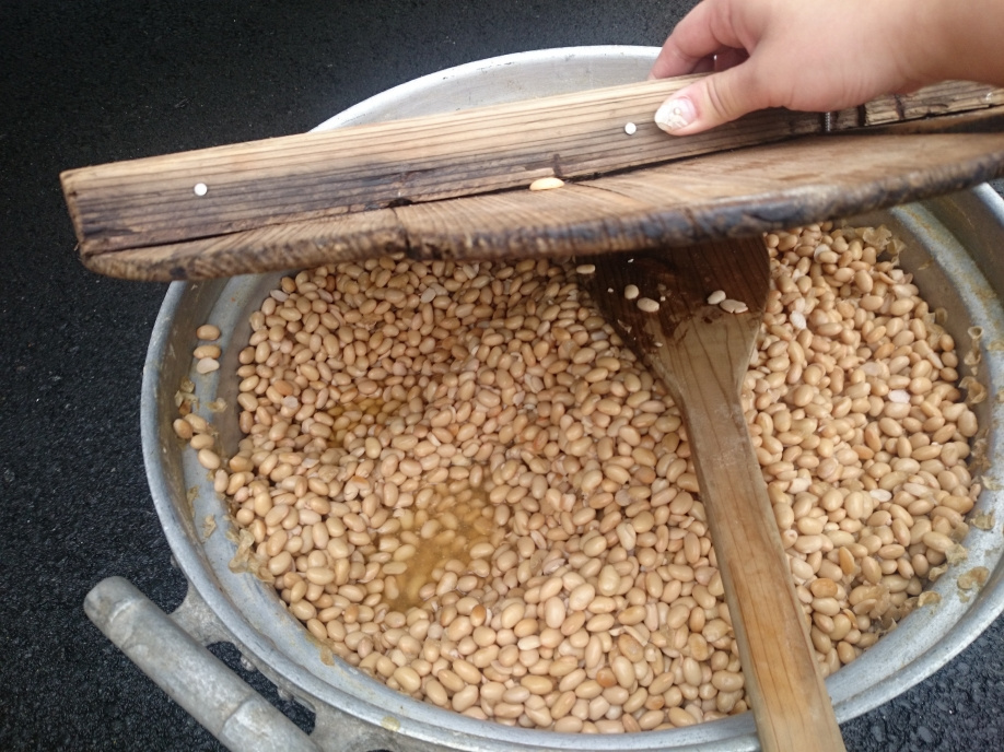 三島市長伏公民館でこんにゃく・みそ造りを体験しました。【味噌編】