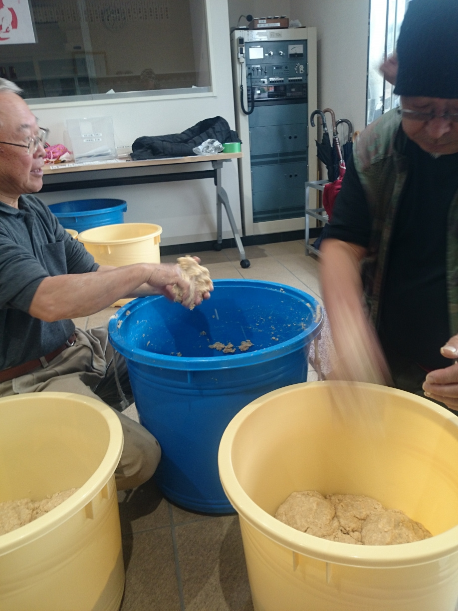 三島市長伏公民館でこんにゃく・みそ造りを体験しました。【味噌編】