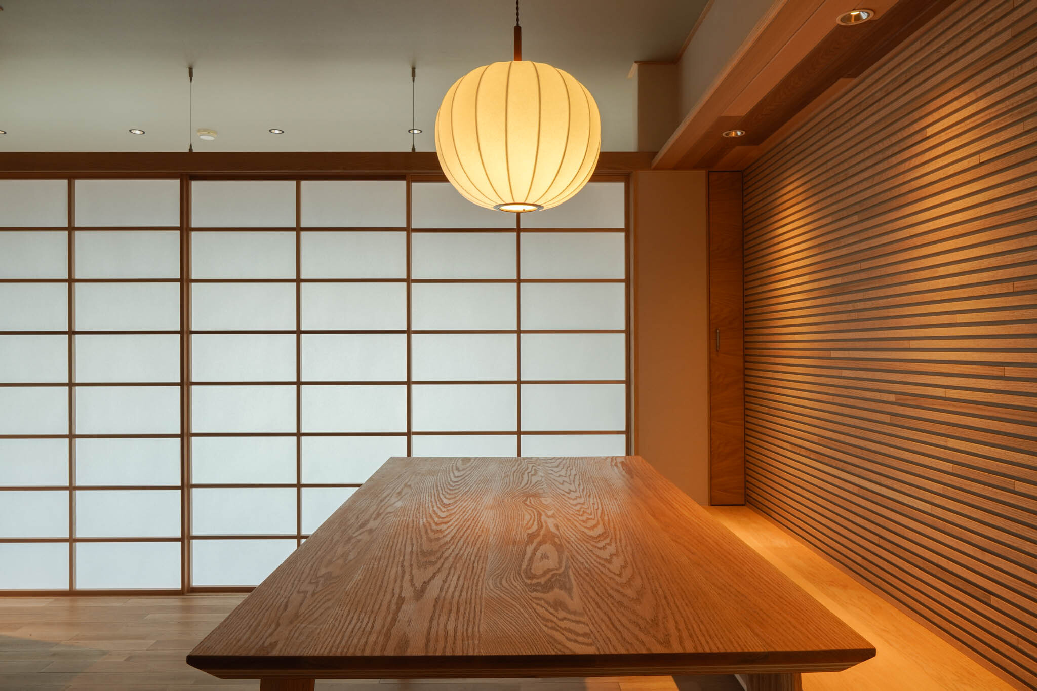 美しすぎる木目と照明設計。和モダン旅館のようなデザイナーズリノベマンション―ファミール西院6階－の画像