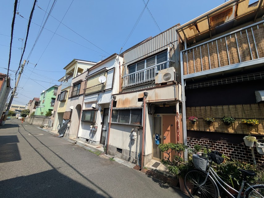 天井に穴が開いて雨漏り中！松原市内の長屋も買います！の画像
