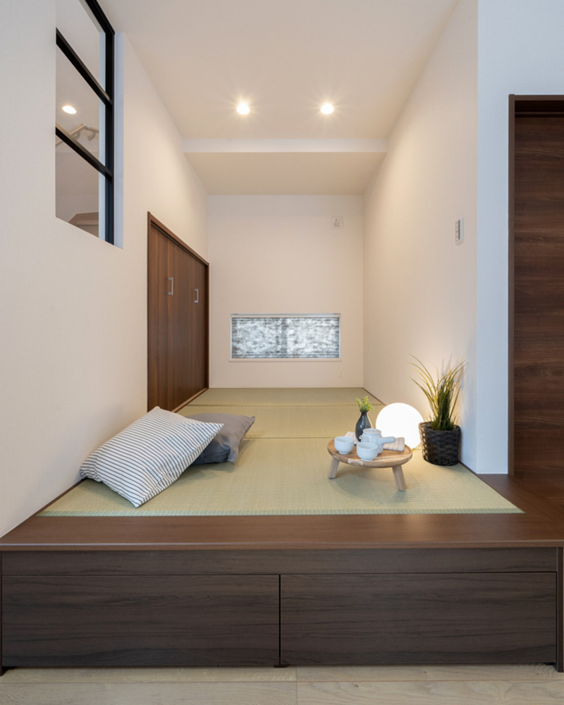 【藤井寺市 小上がり畳のある家】収納も叶う、人気のくつろぎスペースの画像