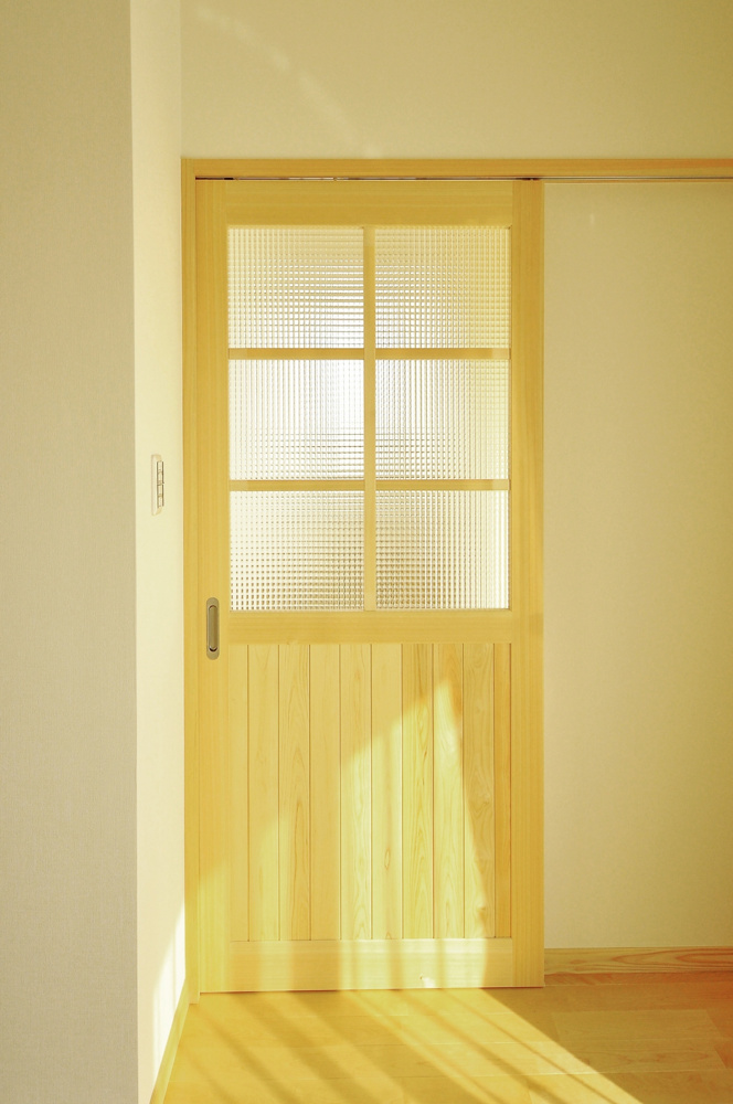 開き戸と引戸どちらが空間作りに合う？折れ戸やガラスで雰囲気を変えるコツも紹介の画像