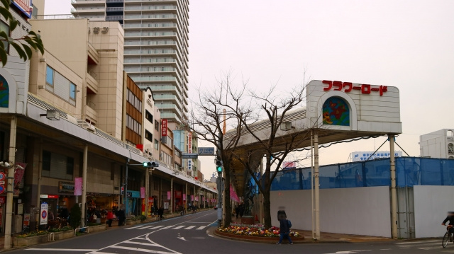 小岩駅前にある商店街「フラワーロード」