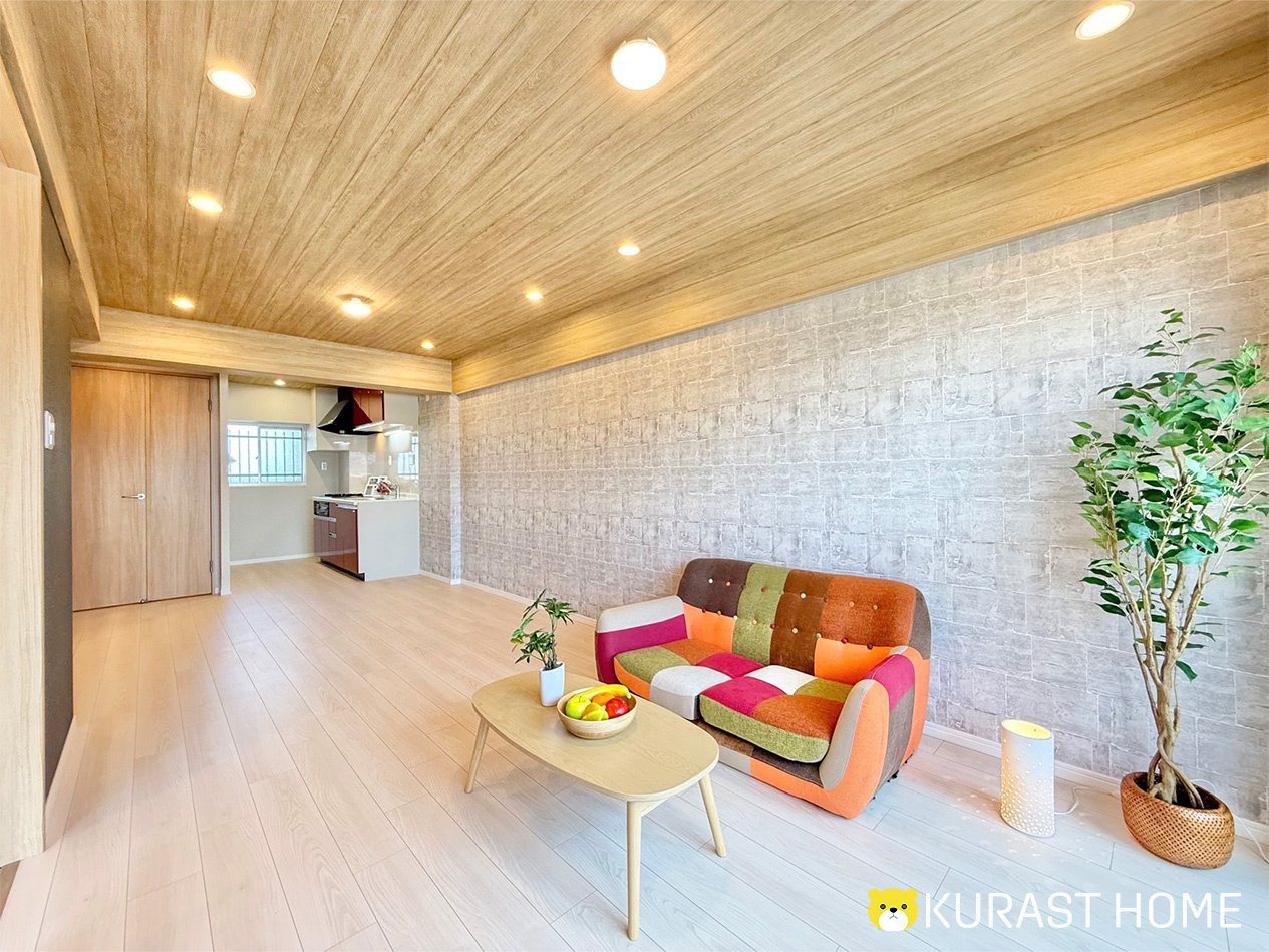 シックな内装にポップなアクセントがかわいい！回遊動線リノベマンション―九条住宅B棟　10階―の画像