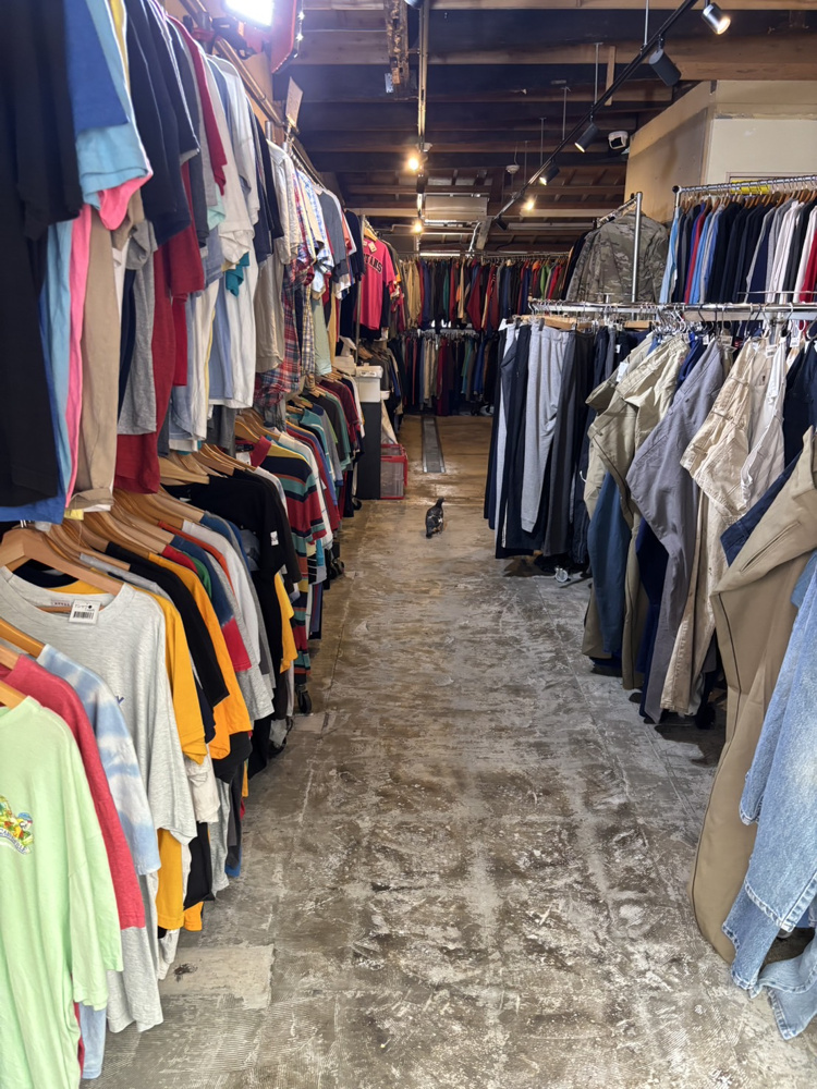 無人店舗古着屋さんに先いたお客様の画像