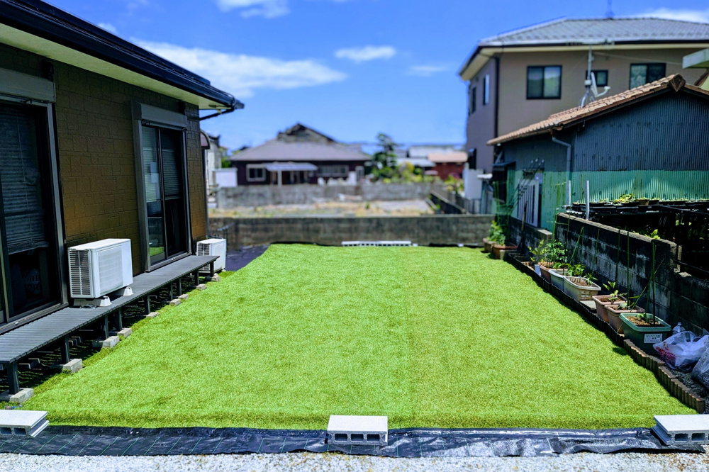 庭にドッグランを作るなら天然芝生と人工芝どっち？管理の手間や選び方も解説の画像