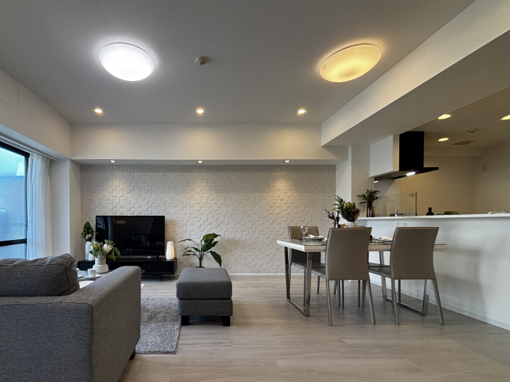 昼白色と電球色が混ざっているリビング