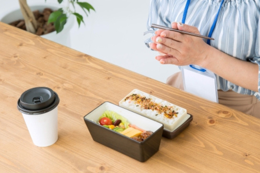 お弁当を食べる女性