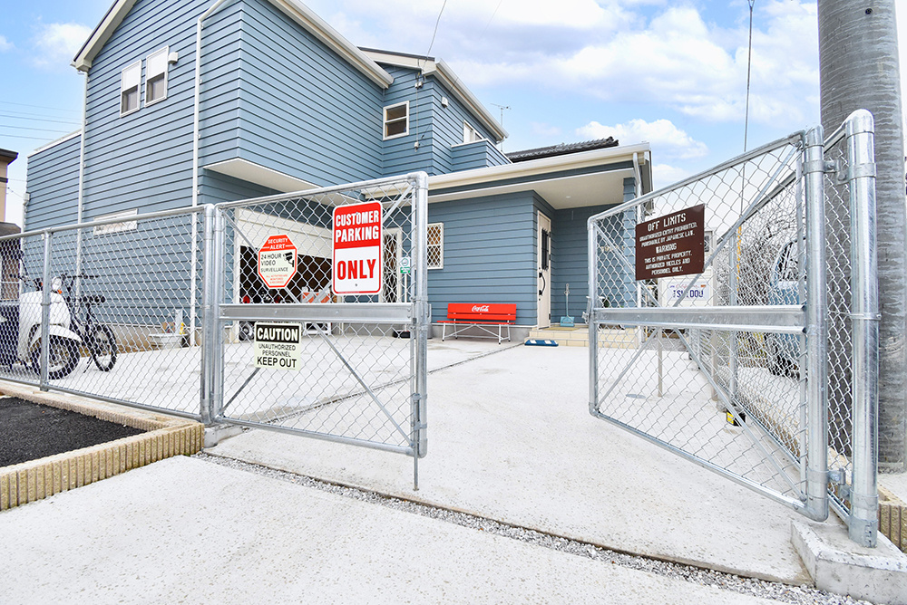 ラップサイディングやガレージがクールなアメリカンハウス