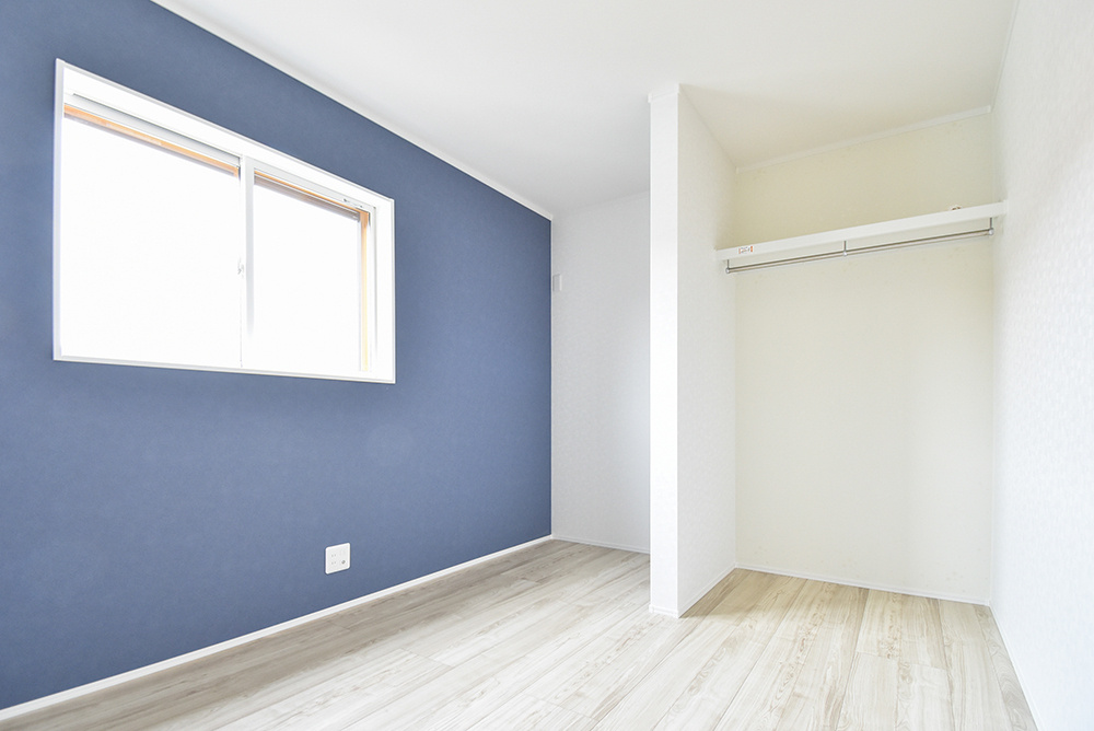 クロスによって雰囲気が変わる居室・オープン収納