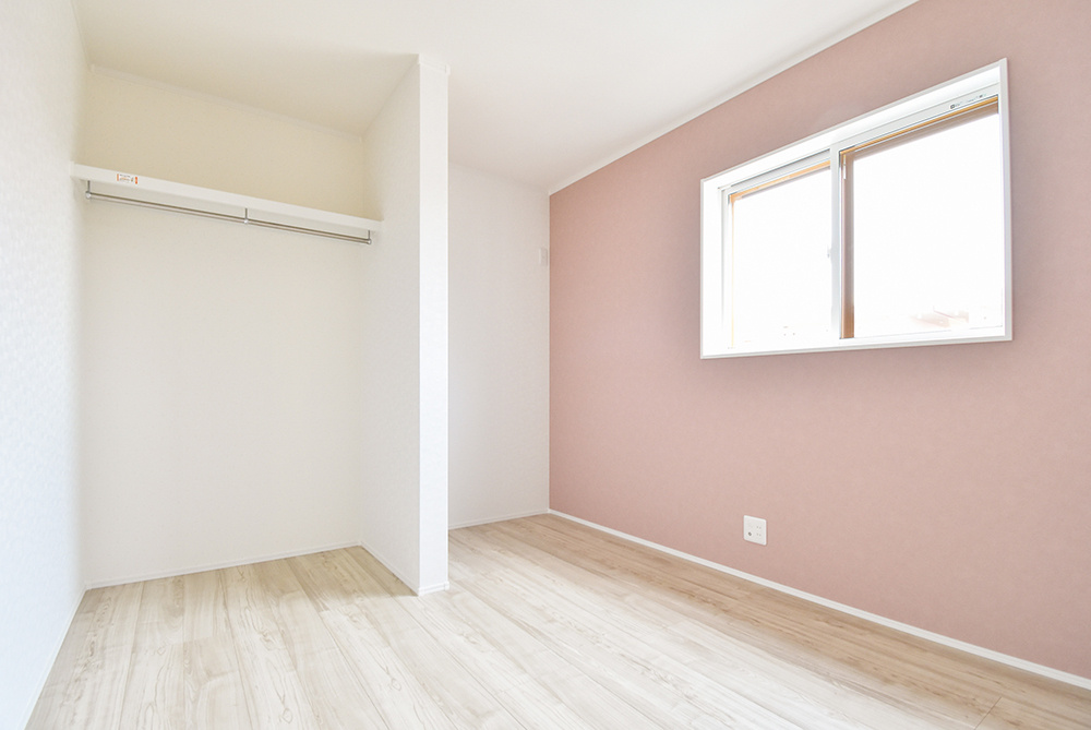 クロスによって雰囲気が変わる居室・オープン収納