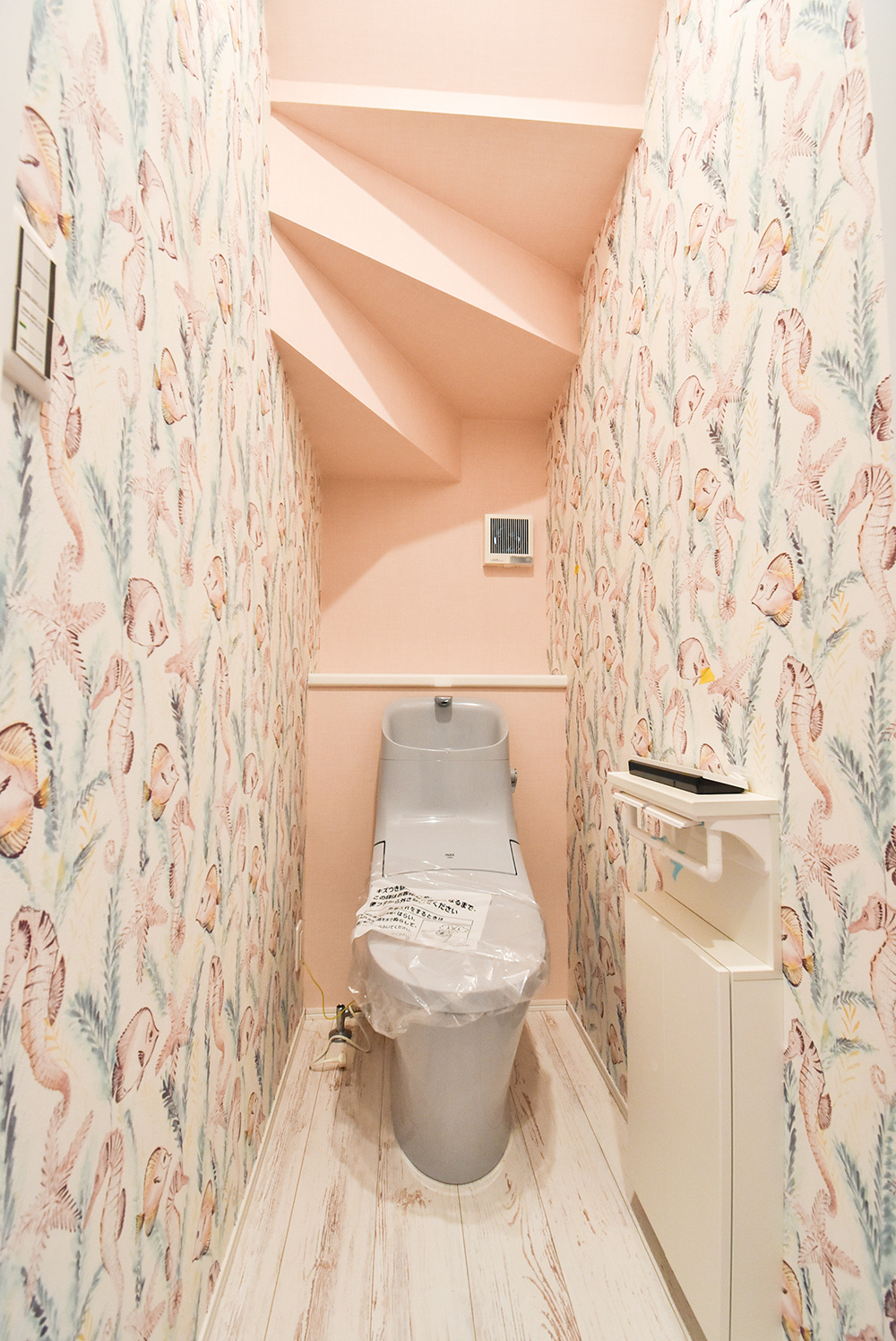 クロスでお洒落な雰囲気のトイレ