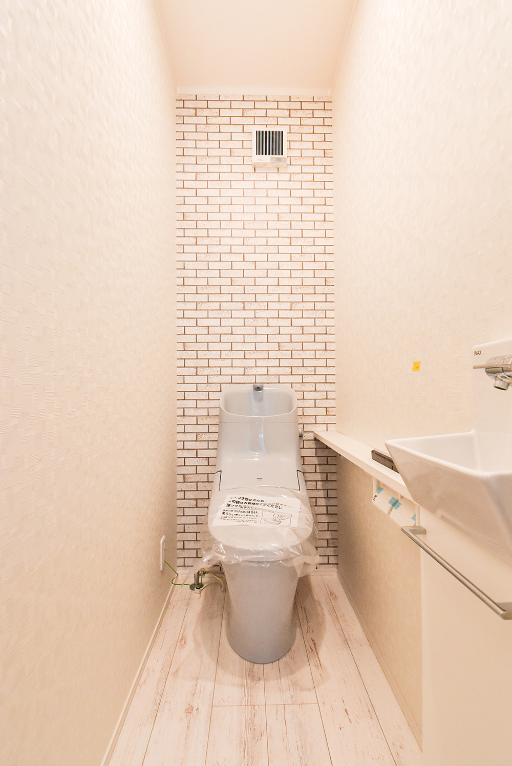 クロスでお洒落な雰囲気のトイレ