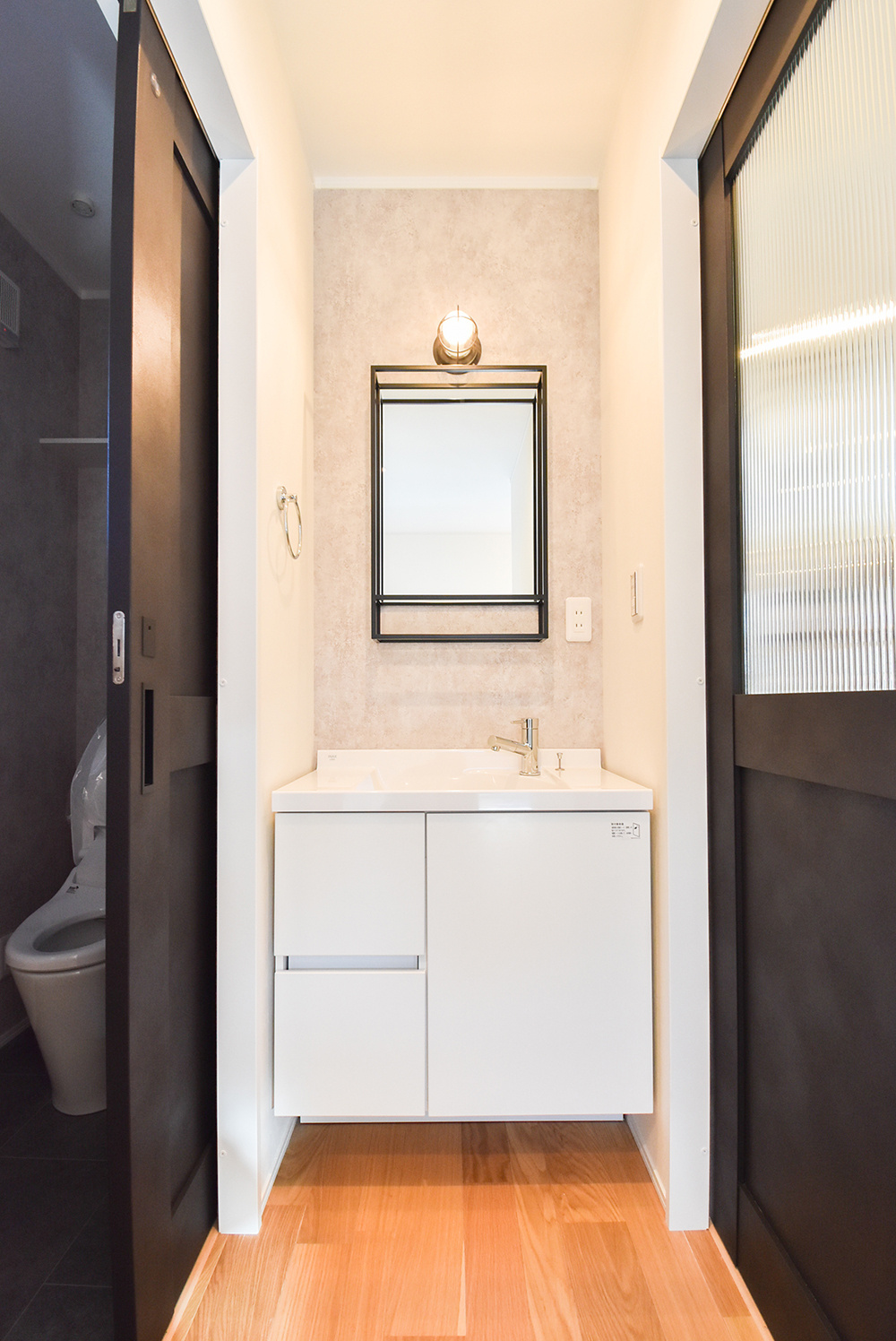 玄関土間からアクセスできる洗面