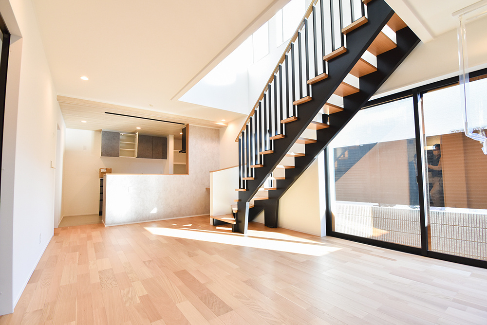 階段もお洒落なインテリアに♪陽光がたっぷり降り注ぐ明るく心地よい家