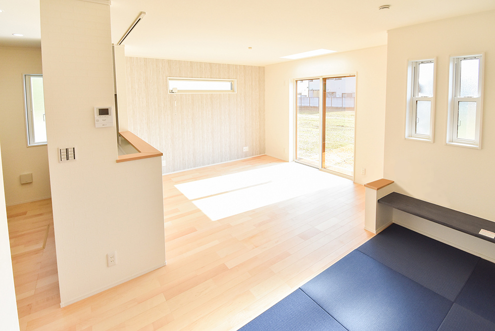 藍色の畳がぱっと映える憩いのリビングがある家