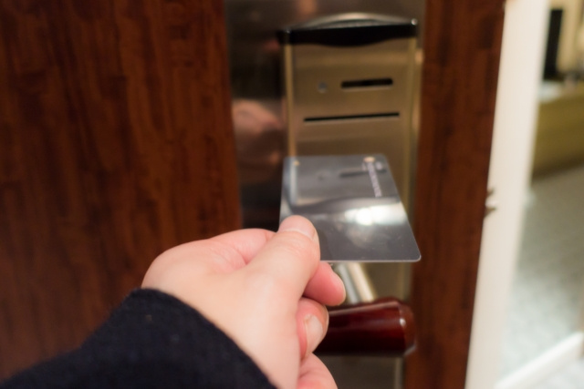 一戸建てのカードキーがどんな種類がある？メリットや注意点も解説