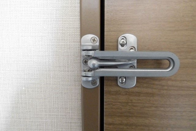 賃貸部屋の玄関への補助錠導入は許可が必要？導入できる種類も解説の画像
